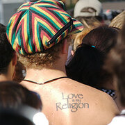 © Nick Kocharhook | flickr.com Tatoo mit der Aufschrift "Love ist my Religion"