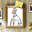 Ausschnitt aus der Einladungskarte. Verschiedene Karikaturen hängen in Bilderrahmen an einer Wohnzimmertapete