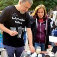 Mann schenkt Espresso aus Solarkocher ein