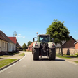 Ein Traktor fährt durchs Dorf