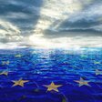 Illustration mit einer Europafahne im Meer