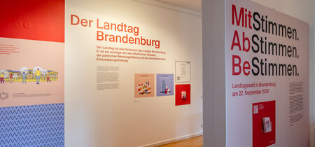 Besucher in der Ausstellung zur Landtagswahl in Brandenburg 2024