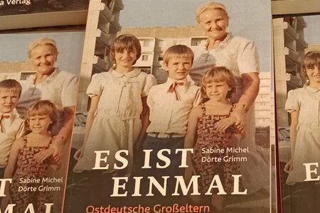 Buchcover "ES IST EINMAL Ostdeutsche Großeltern und ihre Enkel im Gespräch"