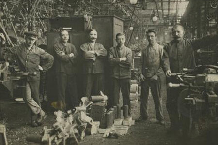 Bildpostkarte: Arbeiter der Lokomotiv-Fabrik, Orenstein Koppel, Drewitz bei Nowawes, 1916, (c)Potsdam Museum Bildpostkarte: Arbeiter der Lokomotiv-Fabrik, Orenstein Koppel, Drewitz bei Nowawes, 1916, (c)Potsdam Museum