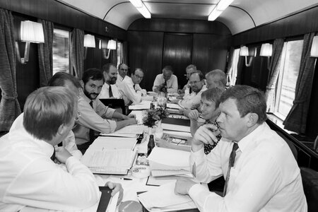 Ungewöhnlicher Ort für eine Kabinettsitzung - unterwegs im Zug durch das Land Brandenburg. Foto: Simone Römhold