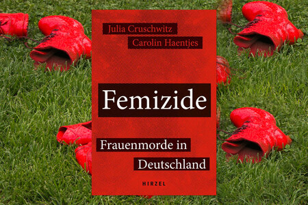 Rote Schuhe auf der Wiese als Zeichen für Gewalt gegen Frauen Rote Schuhe auf der Wiese als Zeichen für Gewalt gegen Frauen